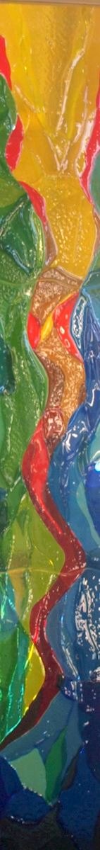 Raam De Toekomst: een rood kronkelpad tussen groen, geel en blauw glas