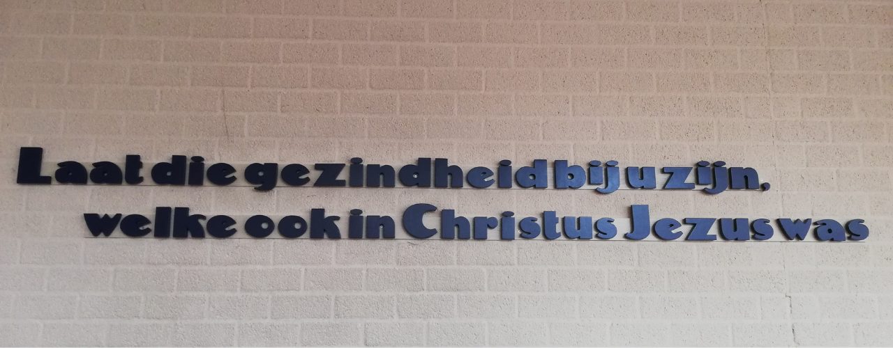 Tekst op de muur in De Voorhof: Laat die gezindheid bij u zijn, welke ook in Christus Jezus was